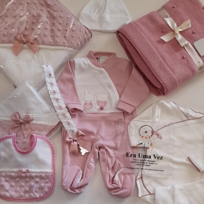 Conjunto de roupa e acessórios para bebé rosa e branco com vários itens e texto Era Uma Vez
