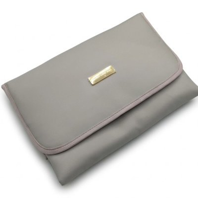Mala envelope cinza claro com placa metálica dourada