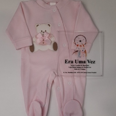 Macacão de bebé rosa com urso e texto da loja Era Uma Vez