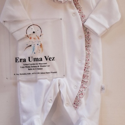 Macacão branco para bebé com folho floral no colarinho e abertura frontal