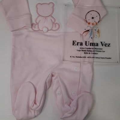 Pijama de bebé rosa e branco com ursinho bordado e placa acrílica com texto à direita
