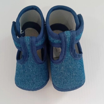 Sapatinhos de bebé azul tipo ganga com velcro