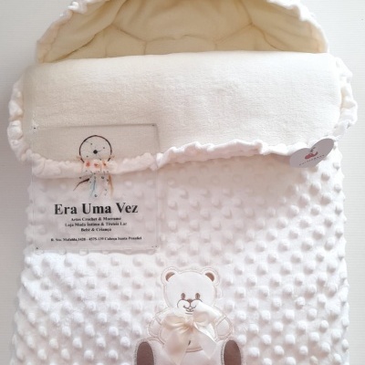 saco de dormir branco para bebé com bordado de ursinho e textura de bolinhas