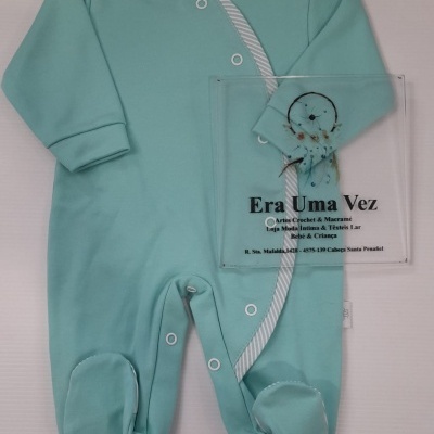 Macacão de bebé verde água com botões de pressão e gola alta