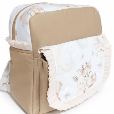 Mochila infantil bege e branca com padrão de animais e detalhe plissado creme