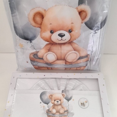 Conjunto de roupa de bebé com ursinho e balões