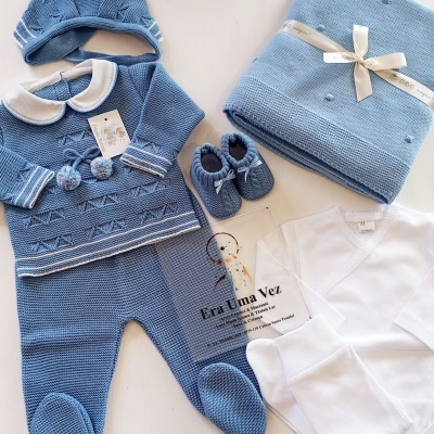Conjunto de roupa de bebé azul em malha com manta e conjunto branco