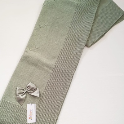 Manta de bebé azul esverdeada com laço de cetim e etiqueta KIDS