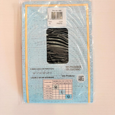 Embalagem com peça de roupa preta e etiqueta com informações de tamanho, cor e composição.