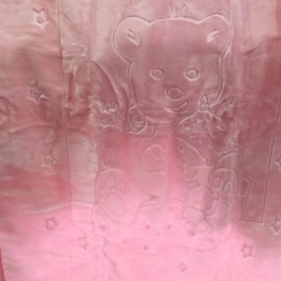 Manta infantil rosa aveludada com padrão de ursinho e estrelas em relevo