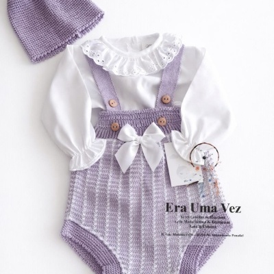Conjunto de roupa para bebé com body branco, ranita e gorro lilás