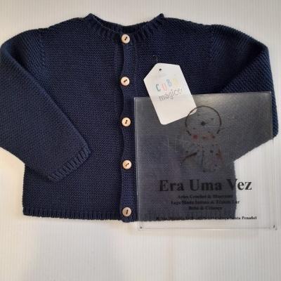 Casaco bebé azul escuro em malha com botões de madeira e etiqueta