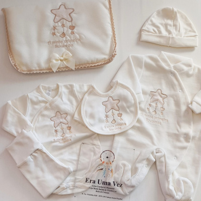 Conjunto de roupa e mantas de bebé branco com bordados e touca