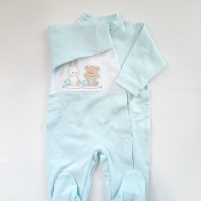 Pijama azul claro para bebé com bordado de coelho e urso