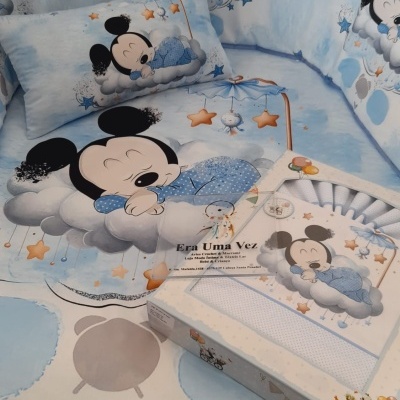 Conjunto de roupa de bebé azul claro com padrão de personagem a dormir em nuvem e estrelas