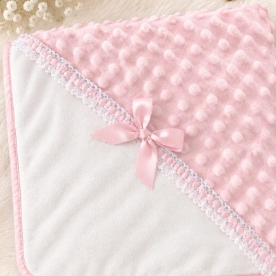 Manta para bebé branca e cor-de-rosa com textura e laço rosa, decorada com flores, coração de madeira, ursinho e folhas verdes
