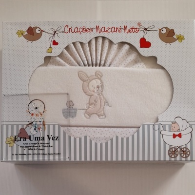 Caixa branca para roupa ou acessórios de bebé com ilustração de coelhinho bordado