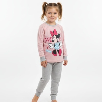 Menina com pijama rosa e cinzento com estampa da Minnie Mouse
