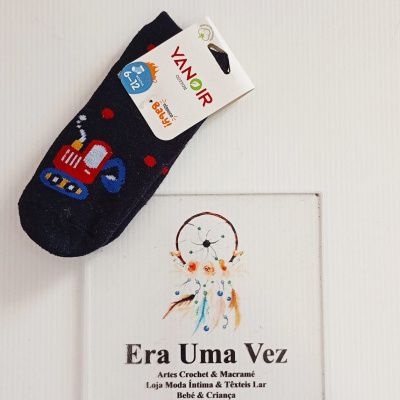 Meias pretas para bebé com padrão colorido e etiqueta da marca VANOIR