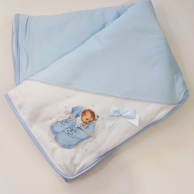 Manta de bebé azul com desenho de bebé e sapatos azuis e laço