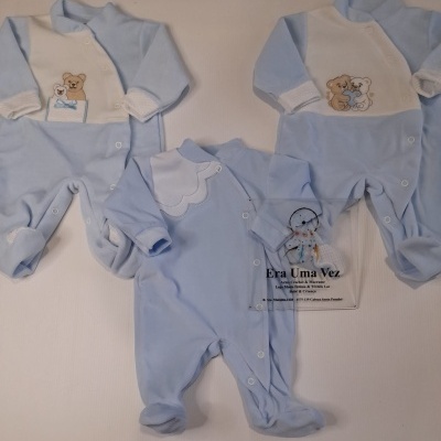 Três macacões de bebé azuis com detalhes brancos e bordados de ursinhos