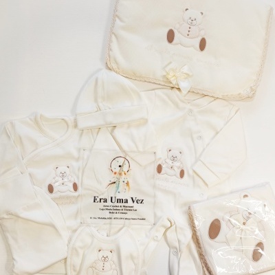 Conjunto de roupa de bebé branca com ursinhos bordados e manta