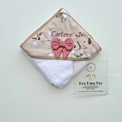 Toalha de bebé com capuz bege estampado e laço rosa com nome Caetana