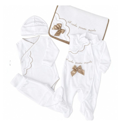 Conjunto de roupa de bebé branca com detalhes castanhos e texto bordado.