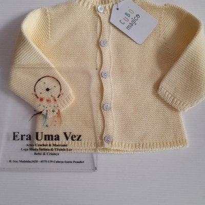 Camisola de malha amarela clara para bebé com botões e etiqueta CUBO mágico