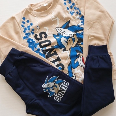 Conjunto de roupa com estampa do personagem Sonic em camisola bege e calças azuis
