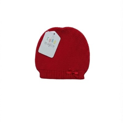 Gorro vermelho em malha com pequeno laço e etiqueta CUBO mágico