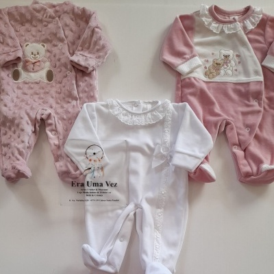 Três pijamas de bebé em rosa e branco com ursinhos bordados e detalhes rendados