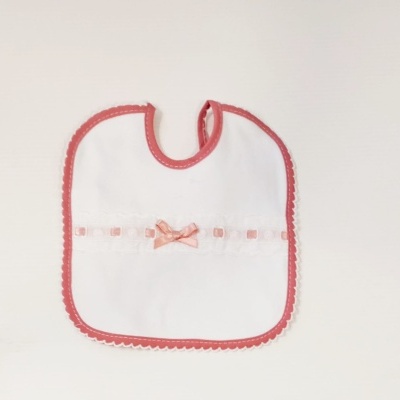 Babete branco com borda rosa e laço rosa no centro