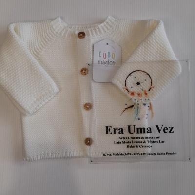 Casaco de malha branco com botões de madeira e etiquetas com texto