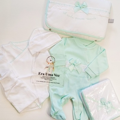 Conjunto de roupa de bebé com pijamas verde água e branco, manta e saco têxtil bordado