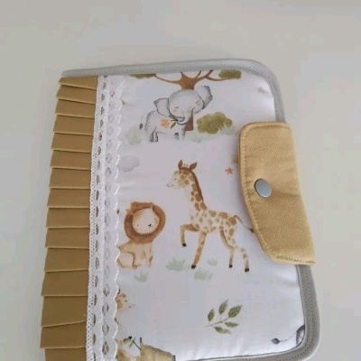 Estojo ou caderneta estampado com animais bebé e fecho dourado