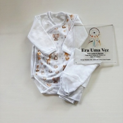 Body de bebé branco com animais e calça branca junto a placa com detalhes da loja Era Uma Vez