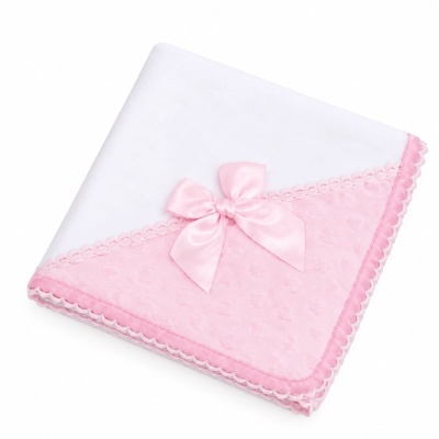 Manta branca e rosa para bebé com laço de cetim rosa.
