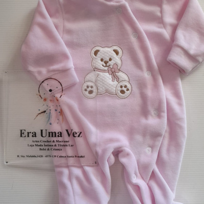 Macacão cor-de-rosa para bebé com ursinho bordado e fecho de molas