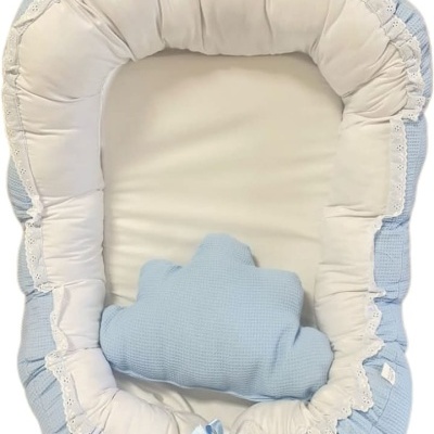 Ninho de bebê azul e branco com almofada em forma de nuvem