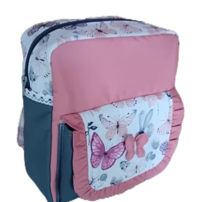 Mochila quadrada rosa com padrão de borboletas e bolso frontal com folhos.