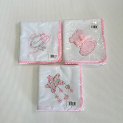 Fraldas brancas com bordas rosa e diferentes bordados e aplicações decorativas.