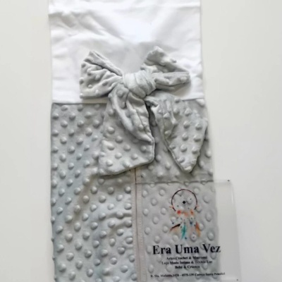Manta de bebé cinza com laço e parte branca lisa