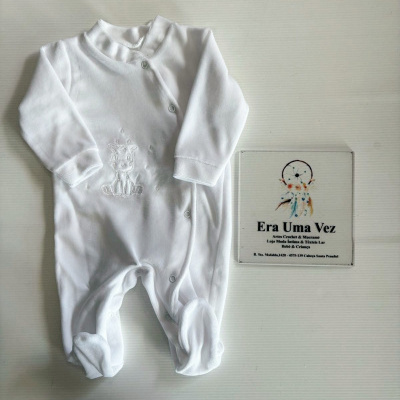 Macacão branco para bebé com bordado de girafa e placa informativa ao lado