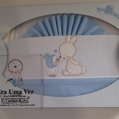 Cobertor azul claro com bordado de coelhos e embalagem listrada