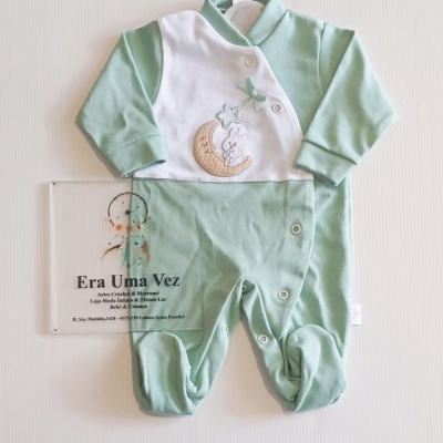 Macacão de bebé verde e branco com bordado de lua e coelho
