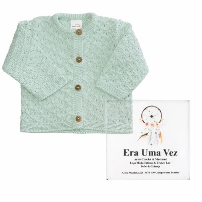 Casaco bebé verde claro tricotado com botões de madeira e placa da marca Era Uma Vez