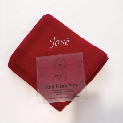 Pano vermelho com bordado José e cartão Era Uma Vez