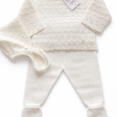 conjunto de bebê em malha branca com casaco, calças e touca
