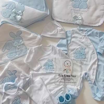 Conjunto de roupa de bebé branco e azul com bordados de coelho e texto